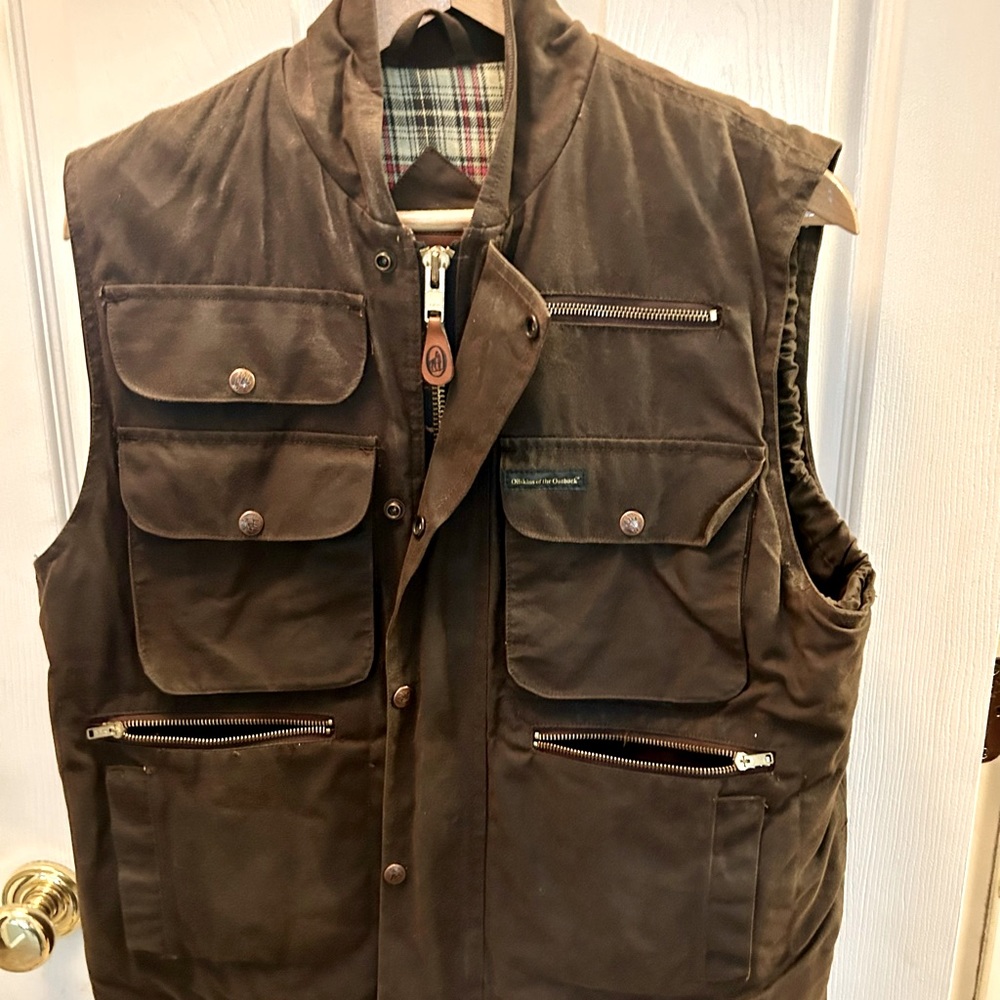 Men’s Outback oil skin vest. Size large.